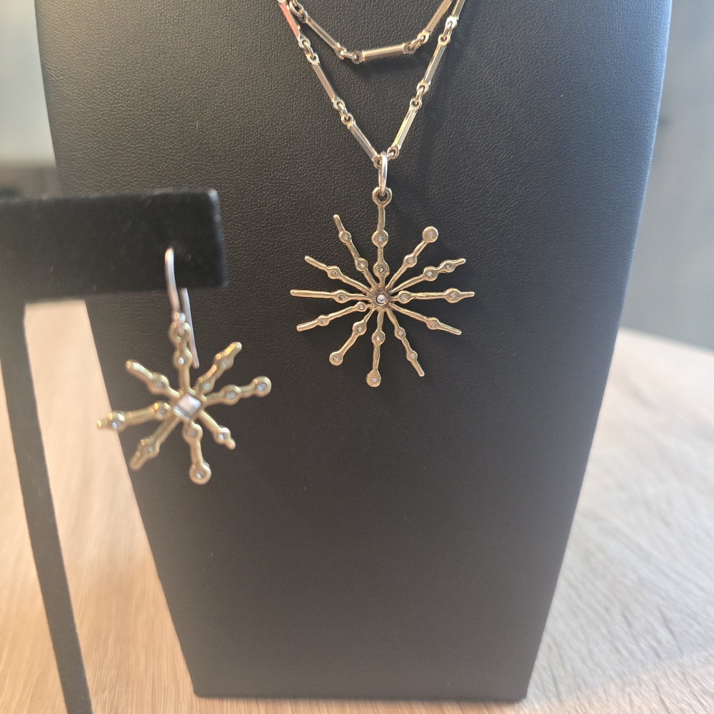 Waxing Poetic Goldtone 30 Inch Crystal Snowflake And Earring Set-GORGEOUS!!! - Picture 7 of 16